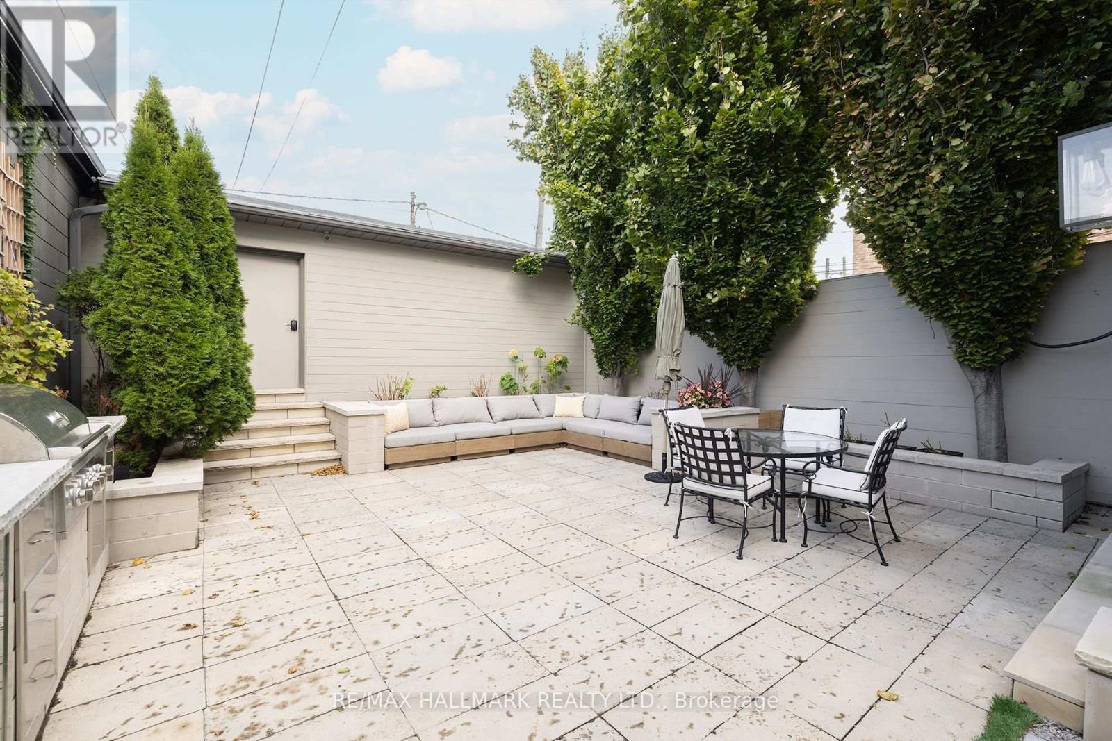 












18 FOXLEY STREET

,
Toronto (Trinity-Bellwoods),




Ontario
M6J1R1

