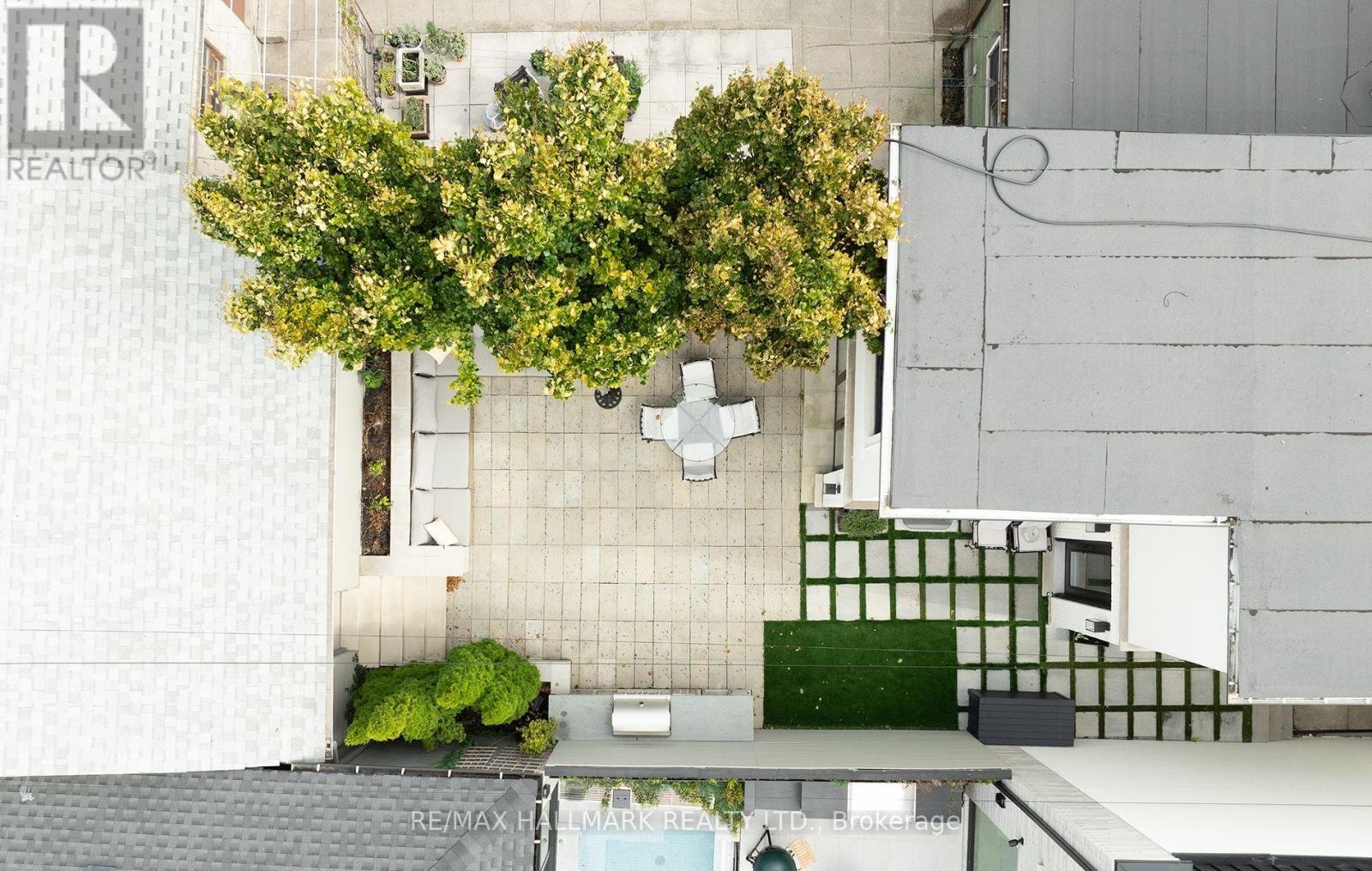 












18 FOXLEY STREET

,
Toronto (Trinity-Bellwoods),




Ontario
M6J1R1

