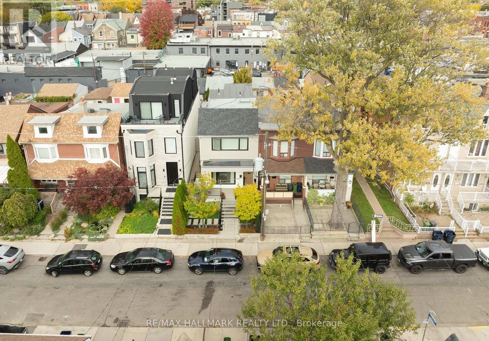 












18 FOXLEY STREET

,
Toronto (Trinity-Bellwoods),




Ontario
M6J1R1

