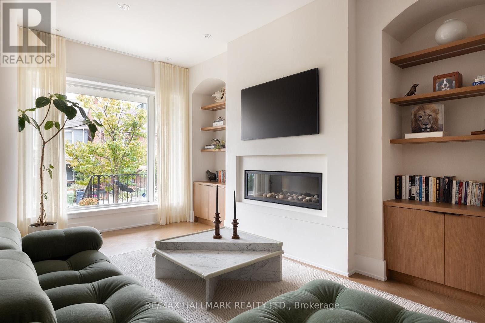 












18 FOXLEY STREET

,
Toronto (Trinity-Bellwoods),




Ontario
M6J1R1

