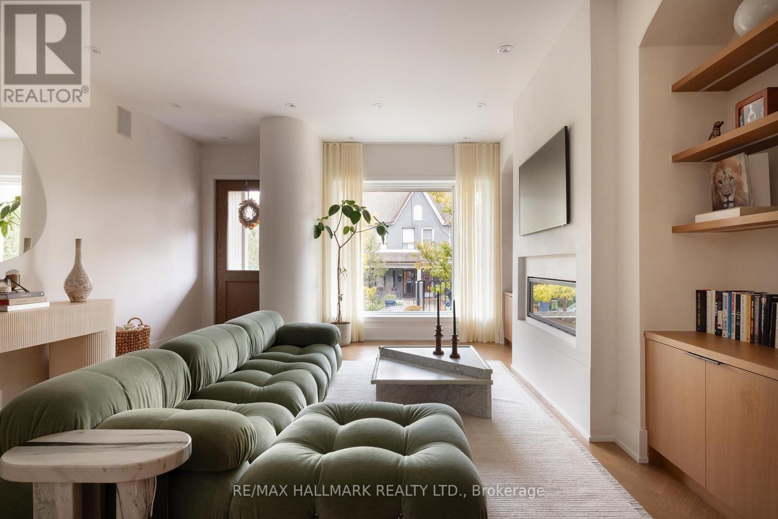












18 FOXLEY STREET

,
Toronto (Trinity-Bellwoods),




Ontario
M6J1R1

