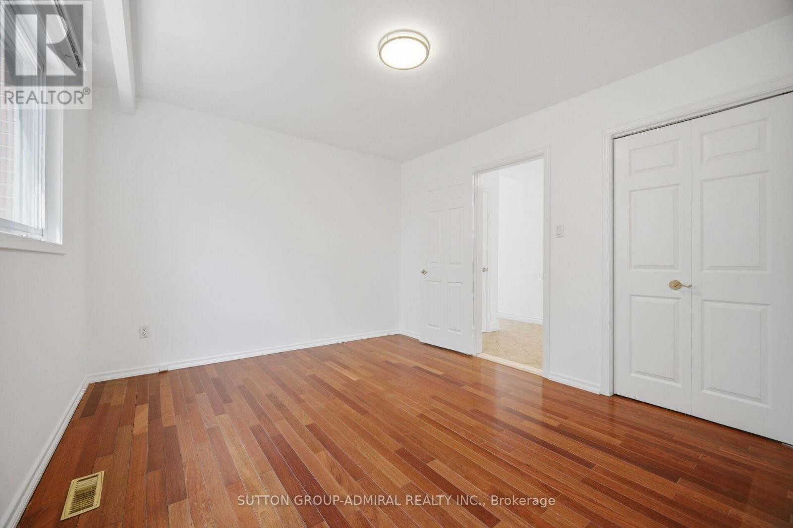 












53 BESTVIEW DRIVE

,
Toronto (Bayview Woods-Steeles),




Ontario
M2M2X8

