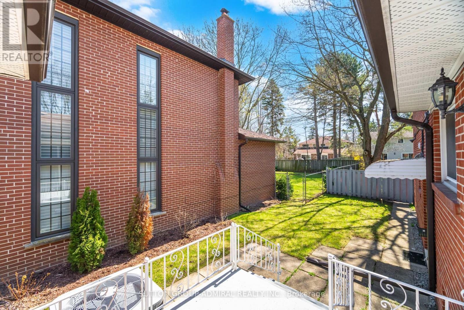 












53 BESTVIEW DRIVE

,
Toronto (Bayview Woods-Steeles),




Ontario
M2M2X8

