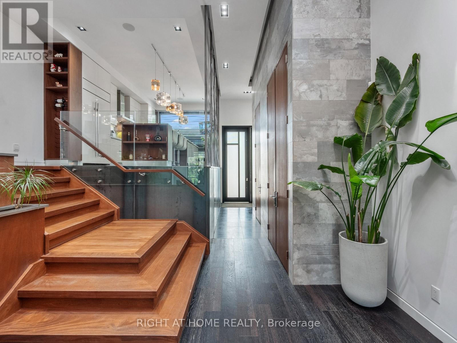 












336 MELROSE AVENUE

,
Toronto (Bedford Park-Nortown),




Ontario
M5M1Z4

