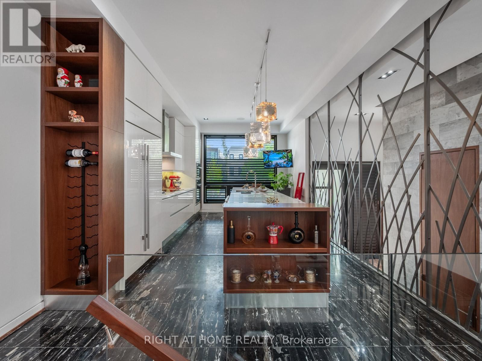 












336 MELROSE AVENUE

,
Toronto (Bedford Park-Nortown),




Ontario
M5M1Z4

