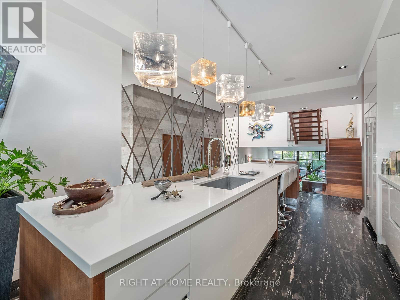 












336 MELROSE AVENUE

,
Toronto (Bedford Park-Nortown),




Ontario
M5M1Z4

