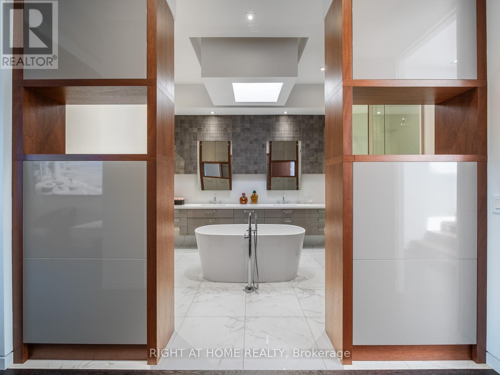 












336 MELROSE AVENUE

,
Toronto (Bedford Park-Nortown),




Ontario
M5M1Z4

