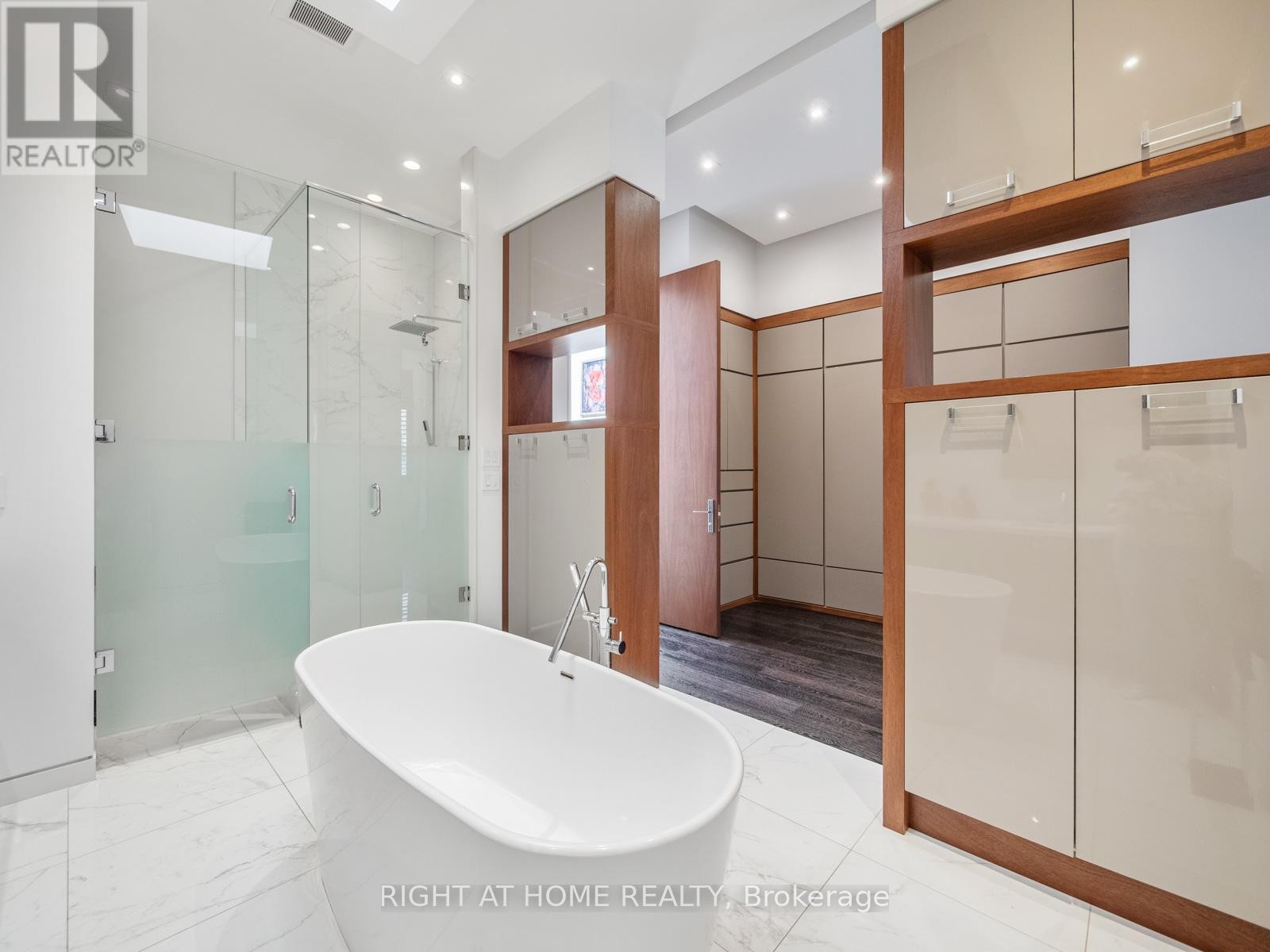 












336 MELROSE AVENUE

,
Toronto (Bedford Park-Nortown),




Ontario
M5M1Z4

