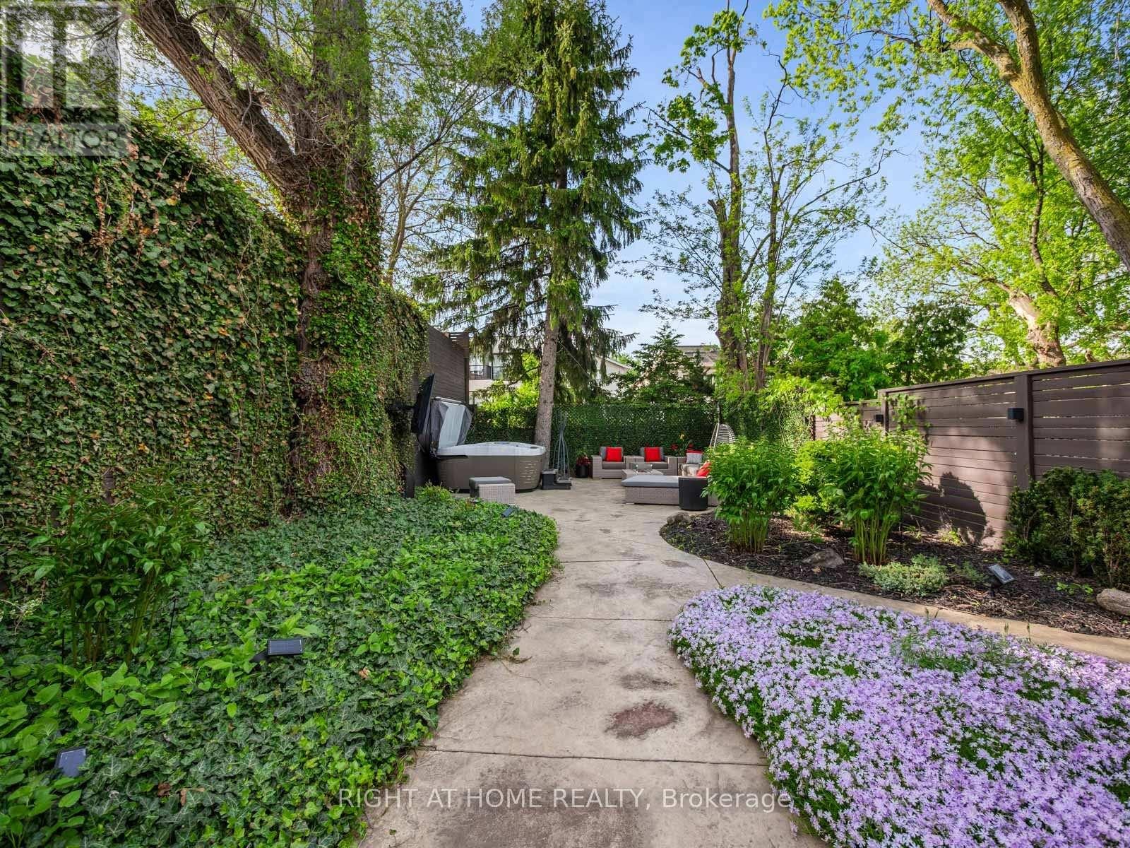 












336 MELROSE AVENUE

,
Toronto (Bedford Park-Nortown),




Ontario
M5M1Z4

