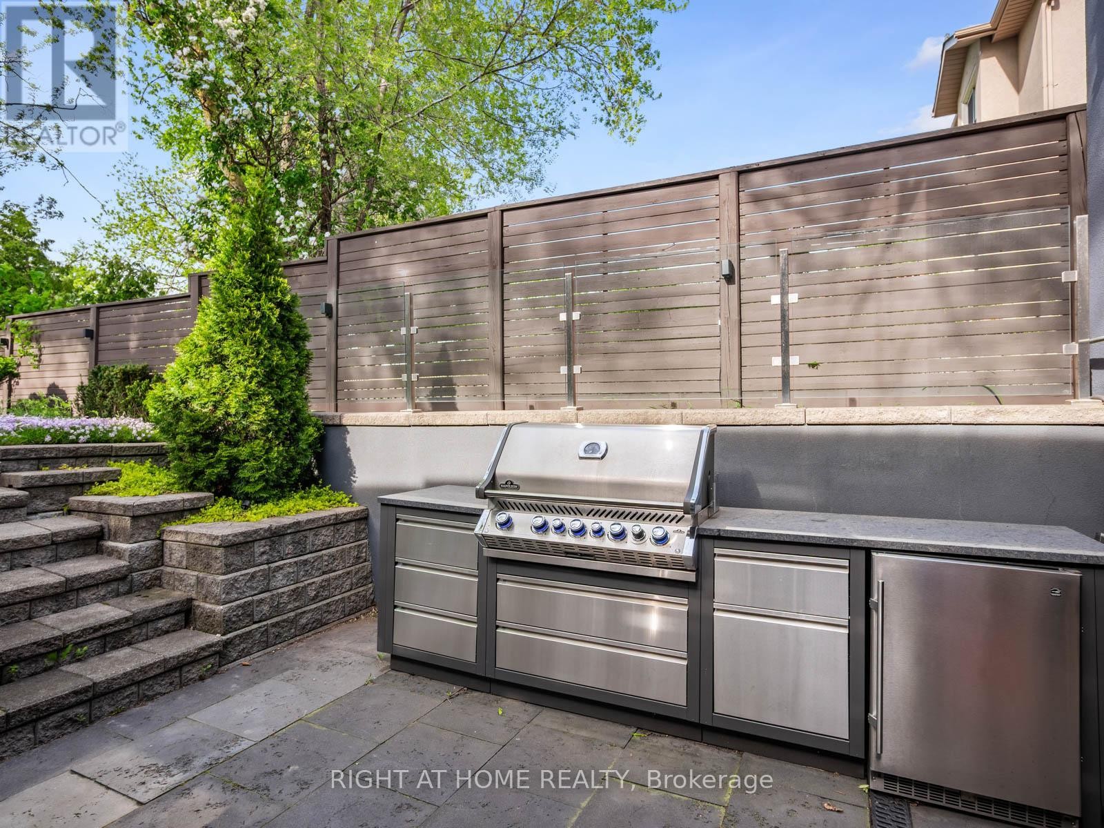 












336 MELROSE AVENUE

,
Toronto (Bedford Park-Nortown),




Ontario
M5M1Z4

