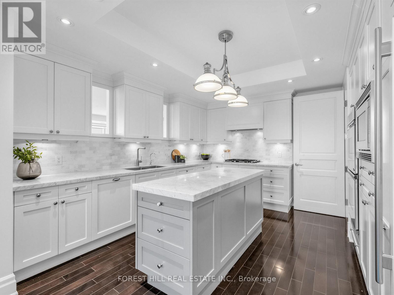 












1204 - 155 ST CLAIR AVENUE W

,
Toronto (Casa Loma),




Ontario
M4V0A1

