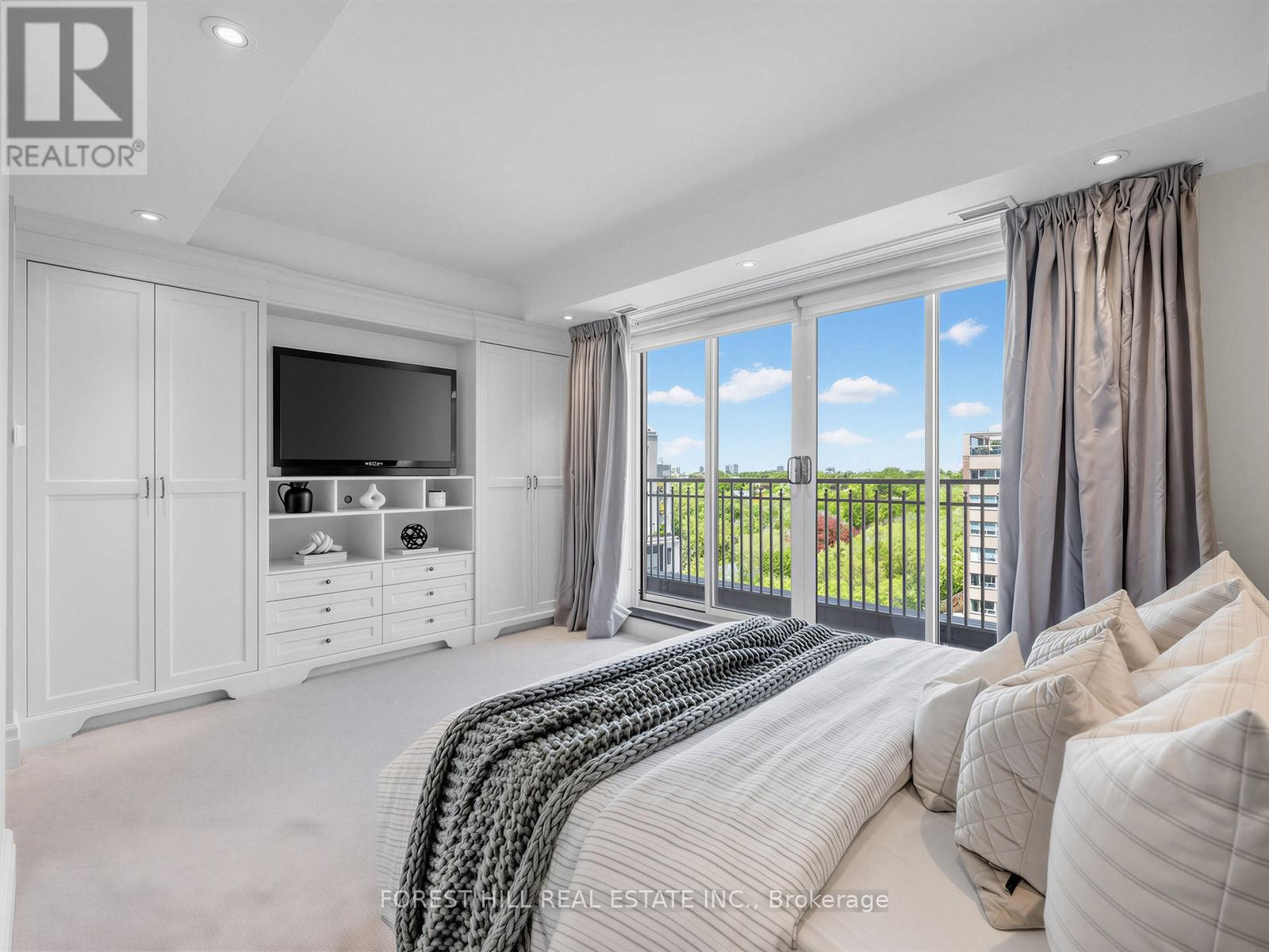 












1204 - 155 ST CLAIR AVENUE W

,
Toronto (Casa Loma),




Ontario
M4V0A1

