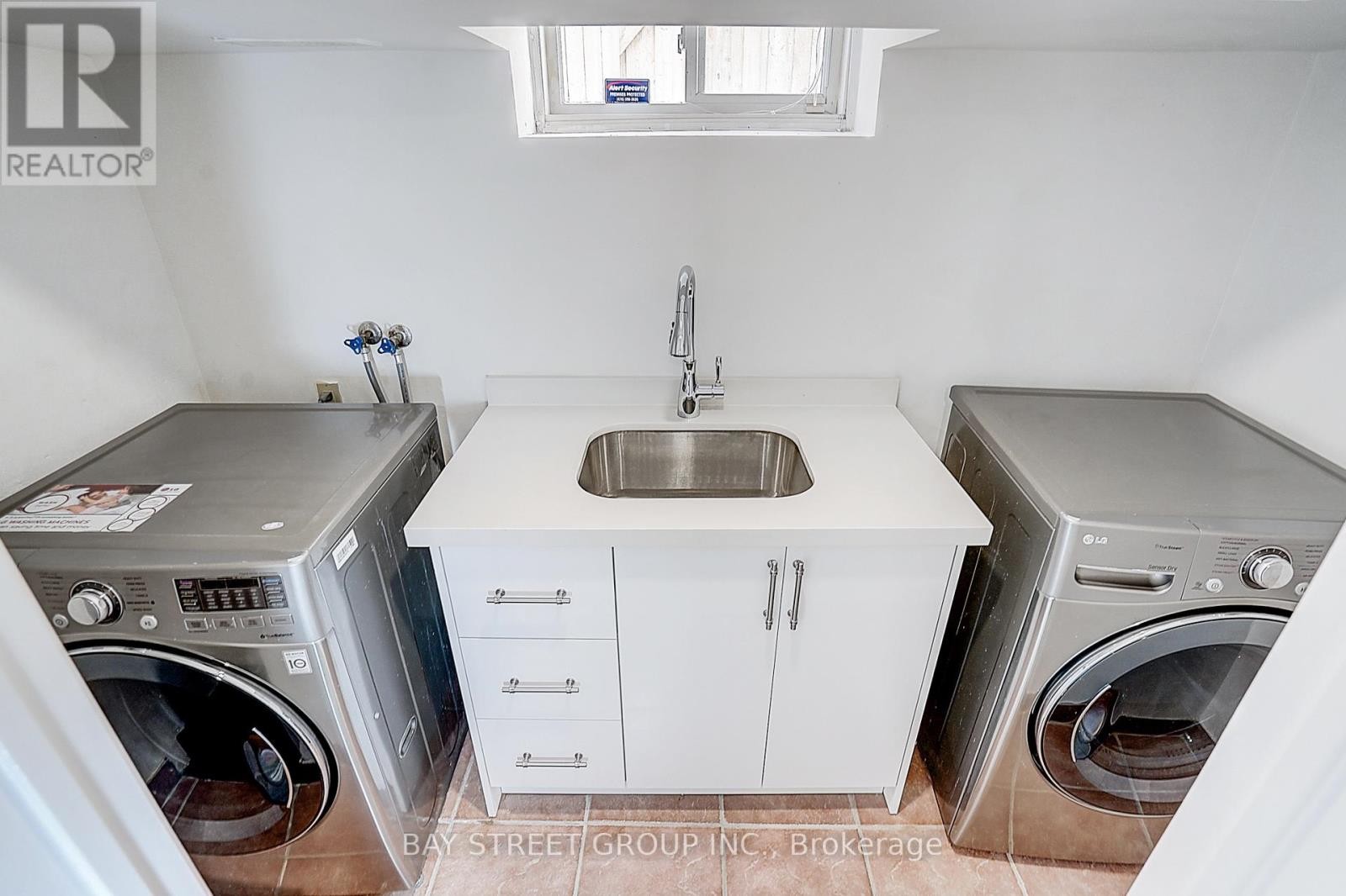 












3 SILVERWOOD AVENUE

,
Toronto (Forest Hill South),




Ontario
M5P1W3

