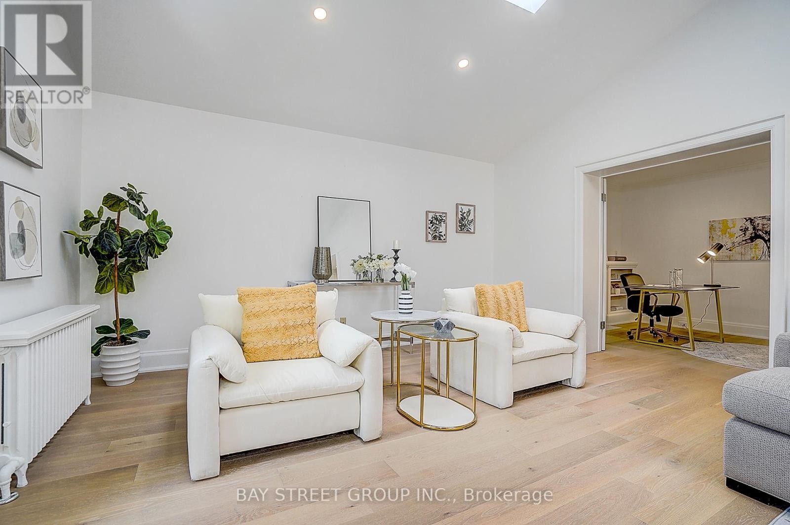 












3 SILVERWOOD AVENUE

,
Toronto (Forest Hill South),




Ontario
M5P1W3


