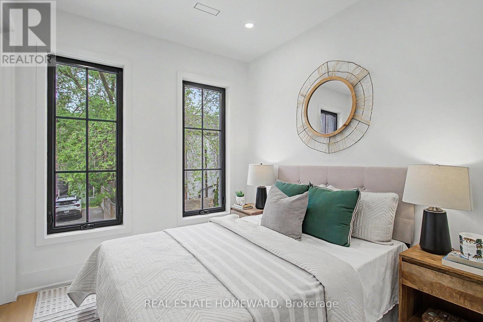 












3 REBECCA STREET

,
Toronto (Trinity-Bellwoods),




Ontario
M6J1K8


