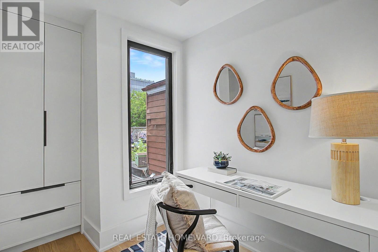 












3 REBECCA STREET

,
Toronto (Trinity-Bellwoods),




Ontario
M6J1K8

