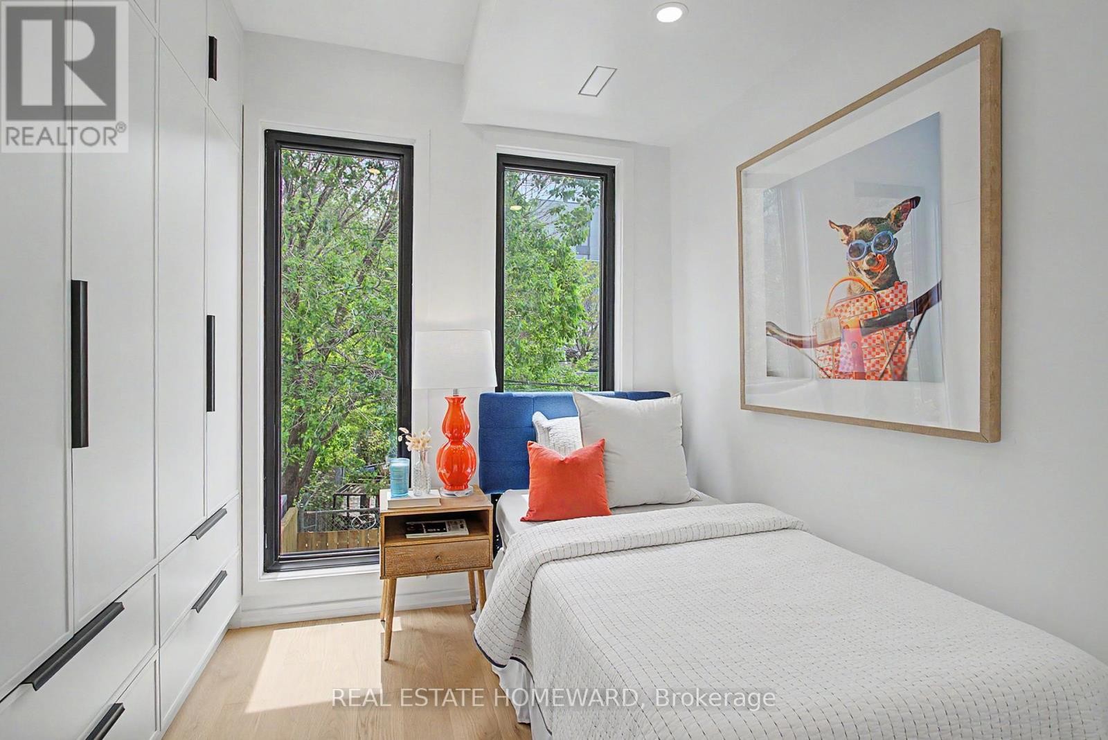 












3 REBECCA STREET

,
Toronto (Trinity-Bellwoods),




Ontario
M6J1K8


