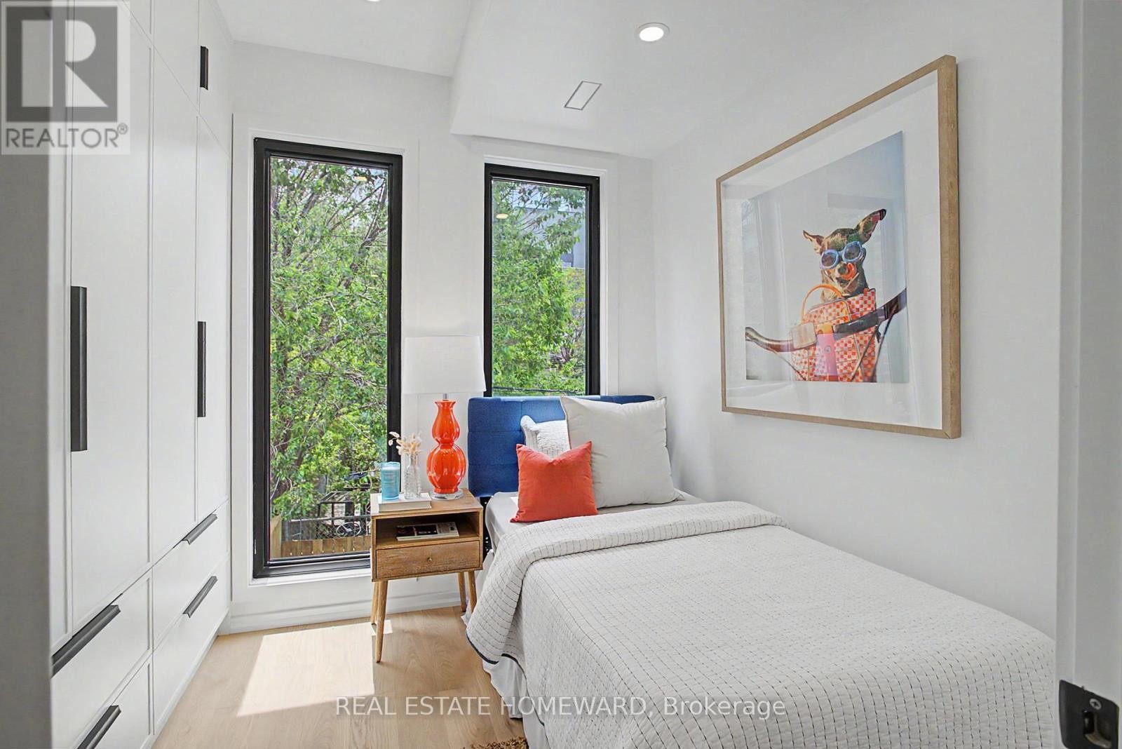 












3 REBECCA STREET

,
Toronto (Trinity-Bellwoods),




Ontario
M6J1K8

