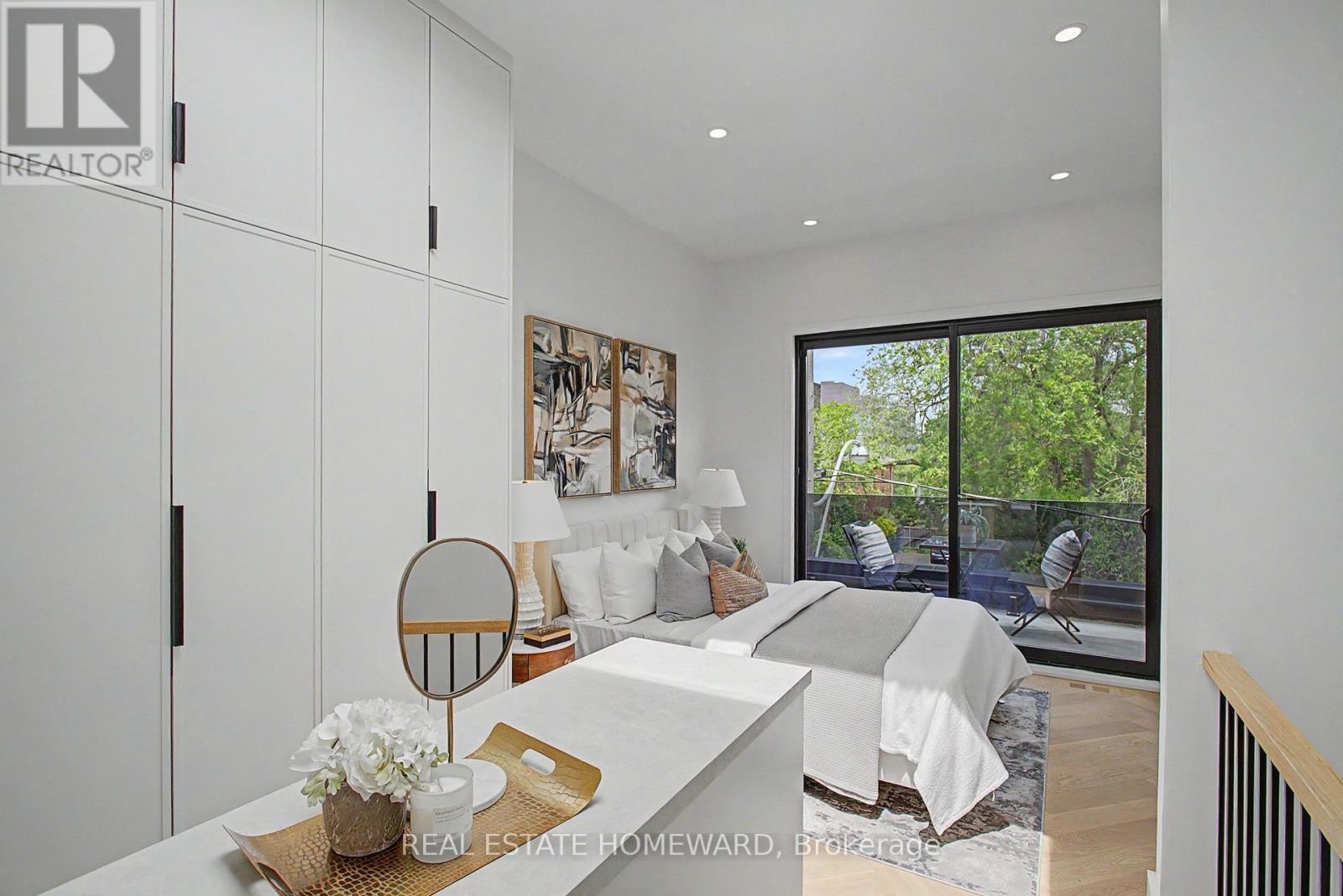 












3 REBECCA STREET

,
Toronto (Trinity-Bellwoods),




Ontario
M6J1K8


