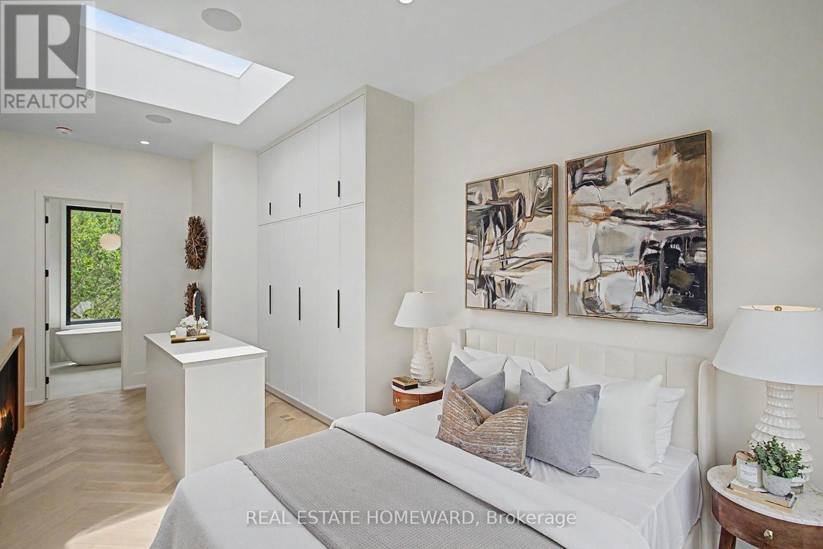 












3 REBECCA STREET

,
Toronto (Trinity-Bellwoods),




Ontario
M6J1K8

