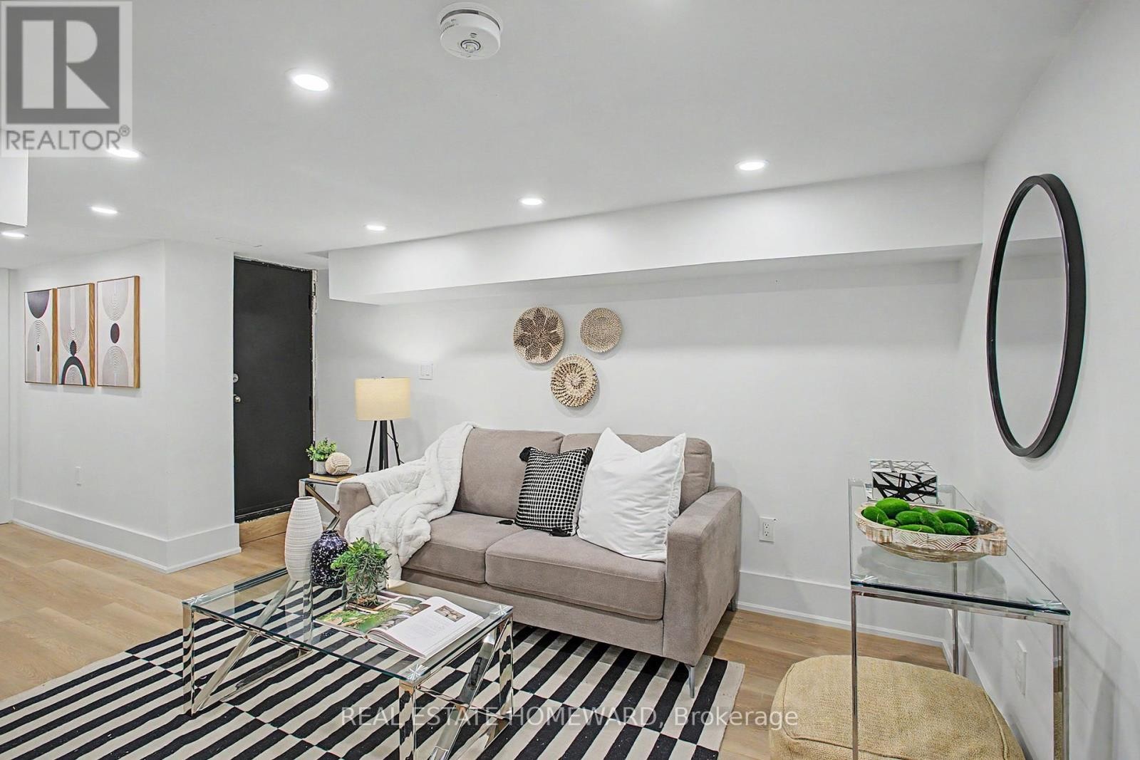 












3 REBECCA STREET

,
Toronto (Trinity-Bellwoods),




Ontario
M6J1K8

