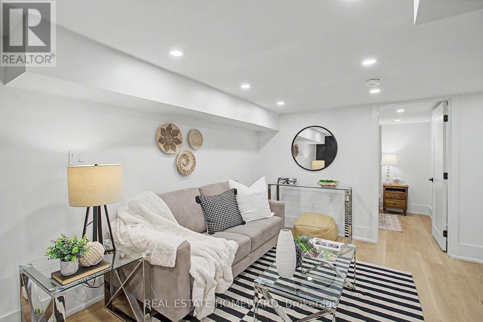 












3 REBECCA STREET

,
Toronto (Trinity-Bellwoods),




Ontario
M6J1K8

