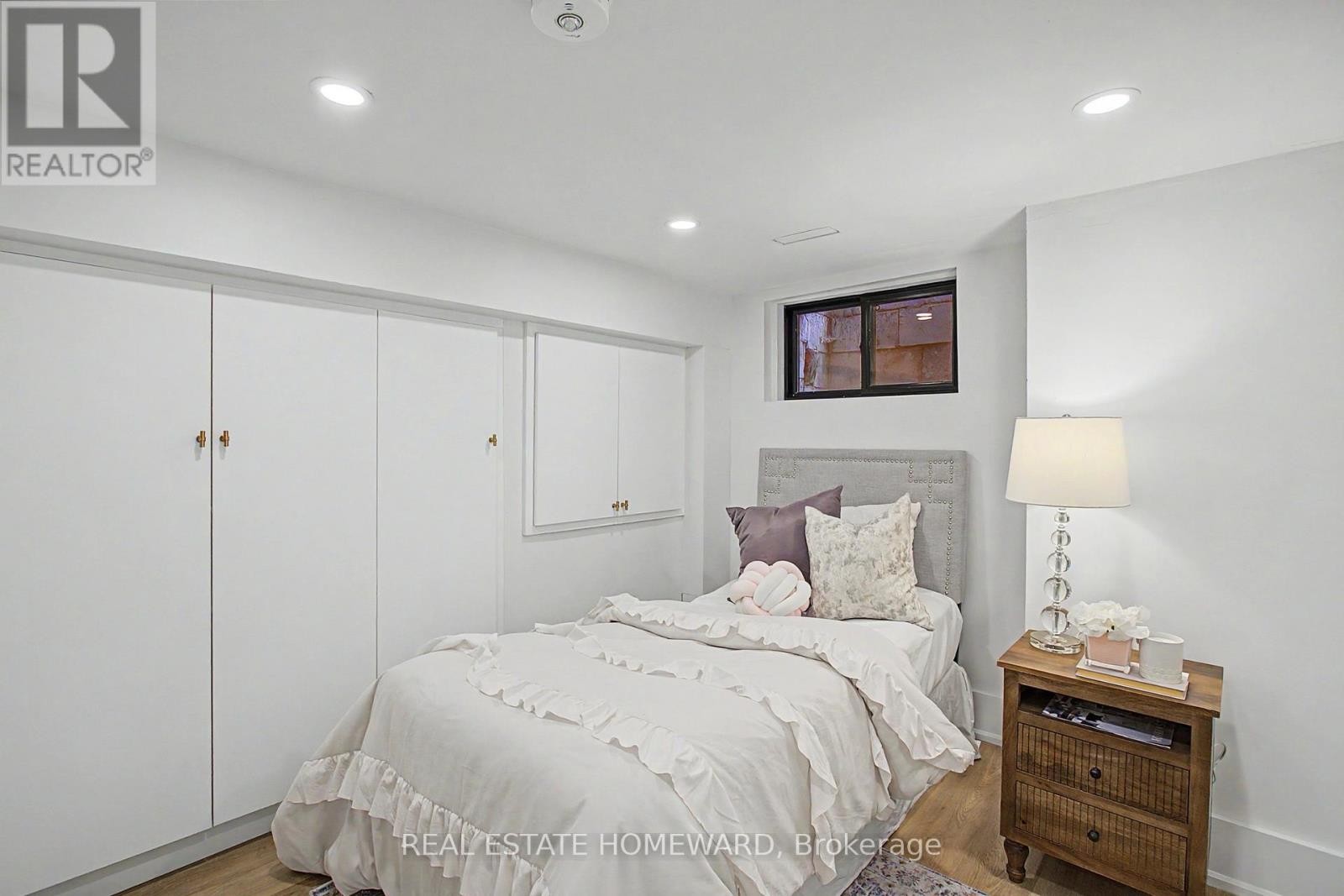 












3 REBECCA STREET

,
Toronto (Trinity-Bellwoods),




Ontario
M6J1K8

