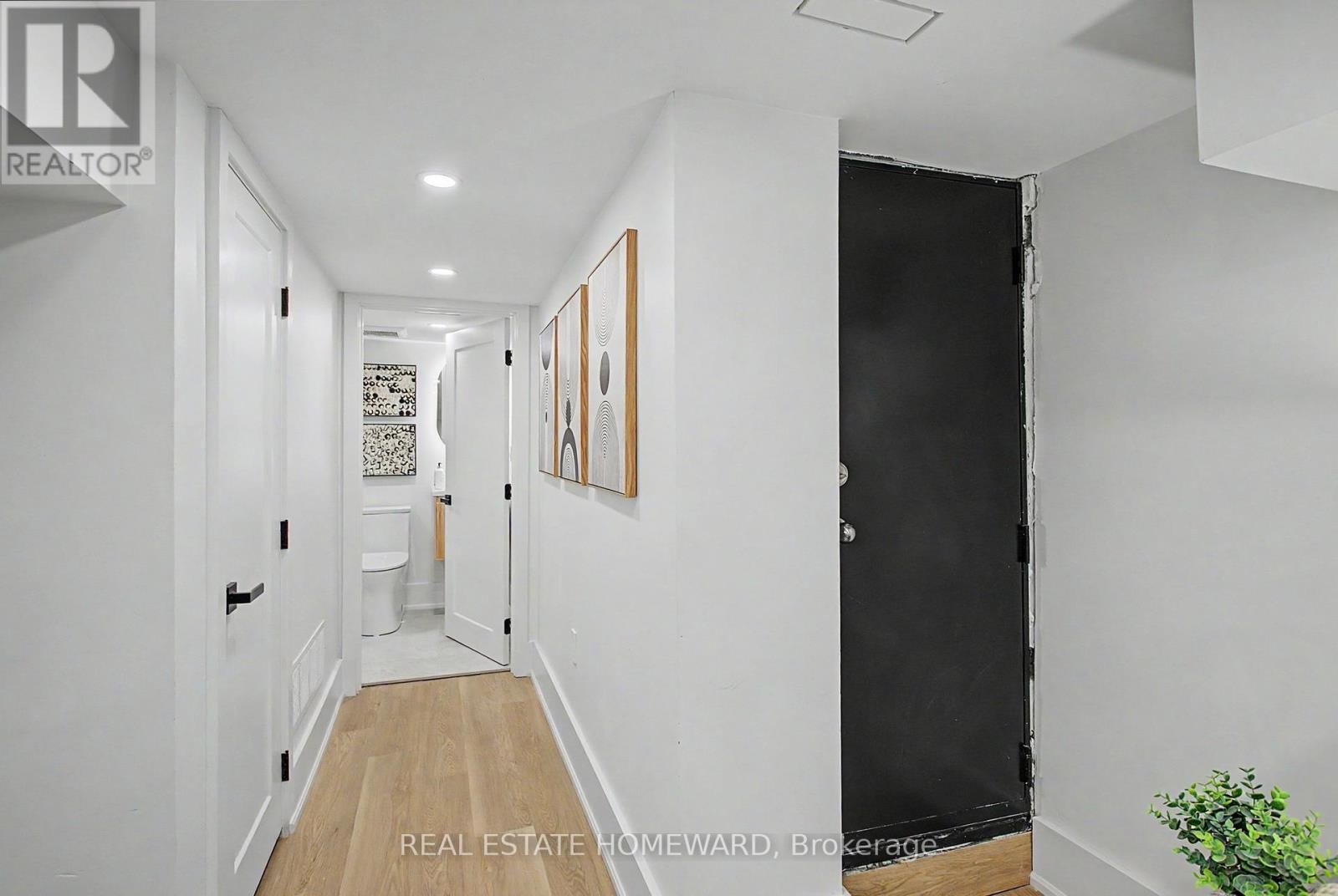 












3 REBECCA STREET

,
Toronto (Trinity-Bellwoods),




Ontario
M6J1K8

