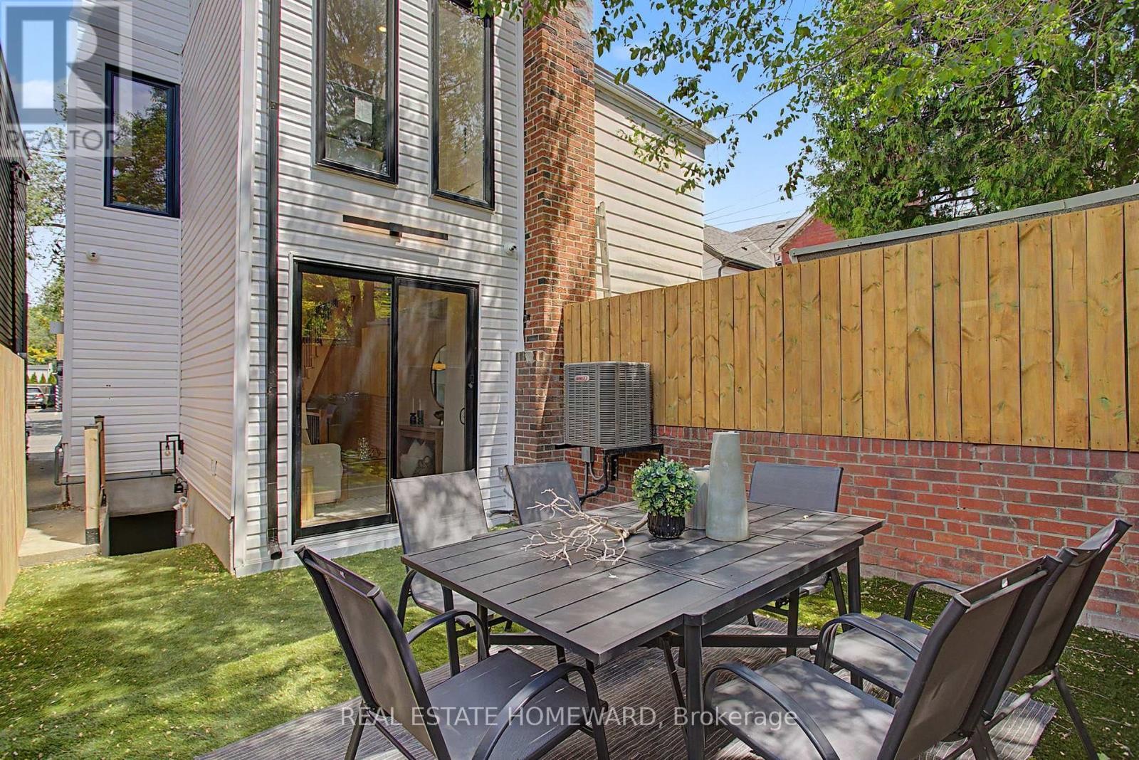 












3 REBECCA STREET

,
Toronto (Trinity-Bellwoods),




Ontario
M6J1K8

