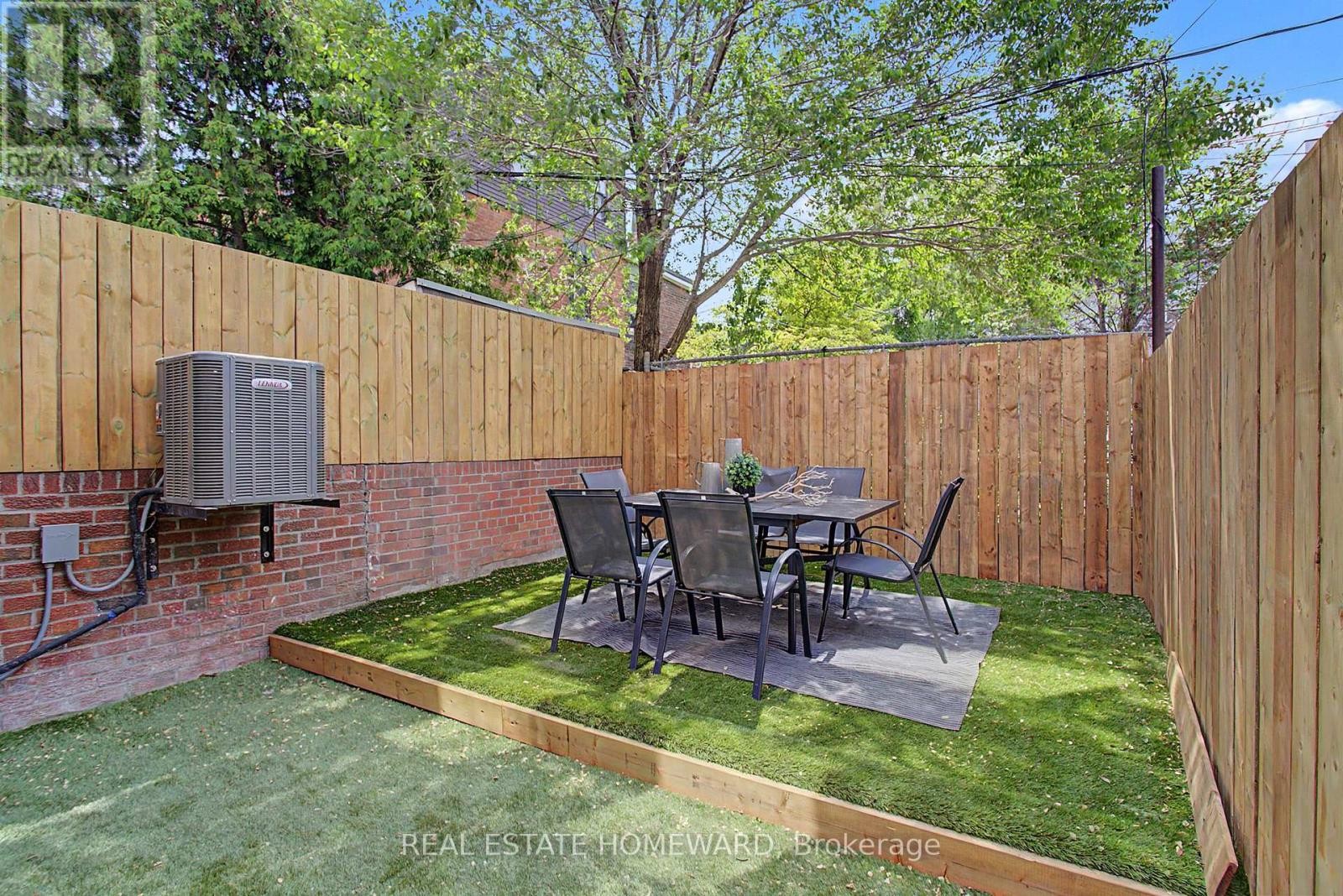 












3 REBECCA STREET

,
Toronto (Trinity-Bellwoods),




Ontario
M6J1K8

