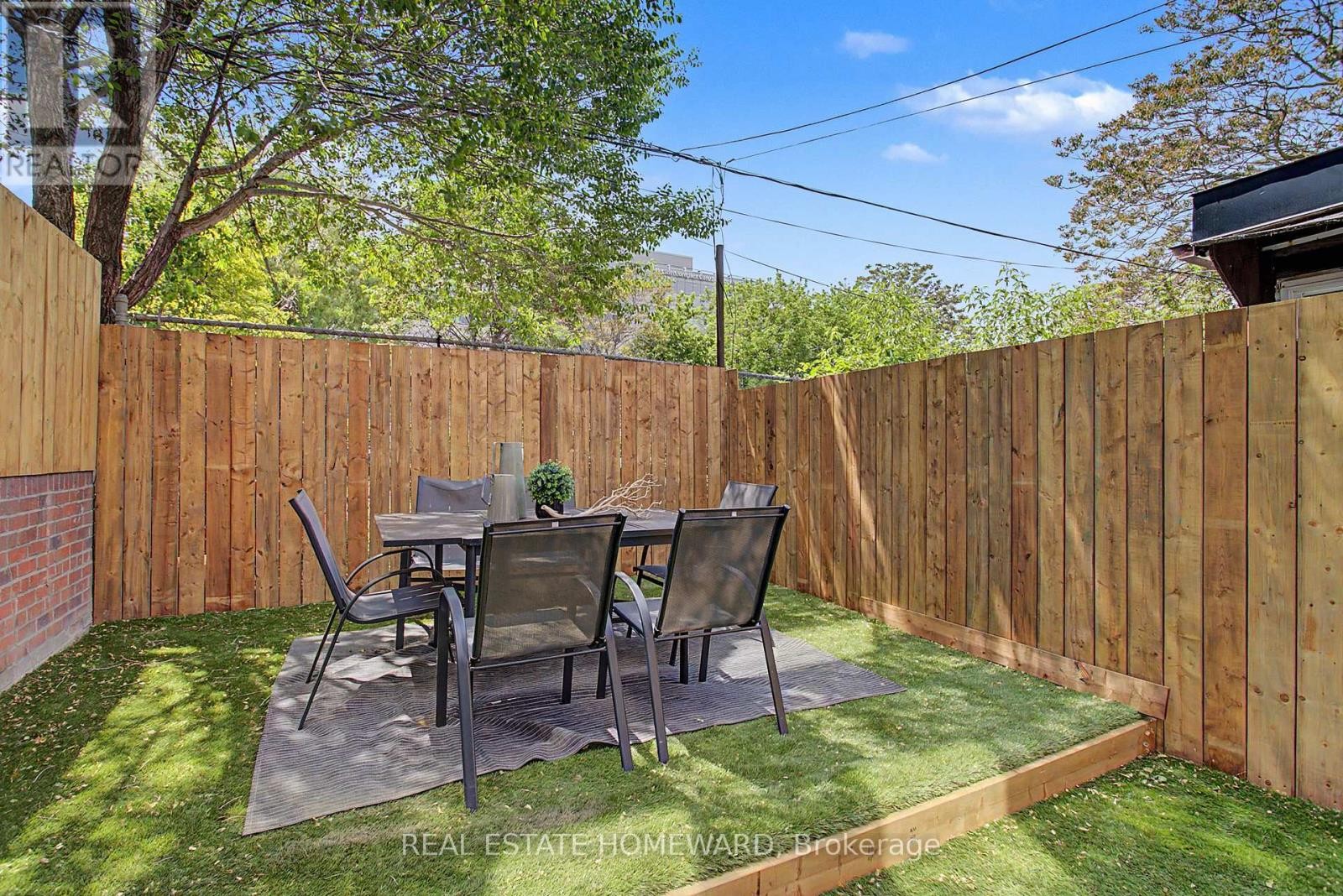 












3 REBECCA STREET

,
Toronto (Trinity-Bellwoods),




Ontario
M6J1K8

