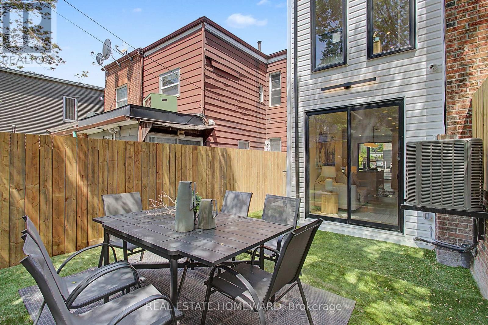 












3 REBECCA STREET

,
Toronto (Trinity-Bellwoods),




Ontario
M6J1K8

