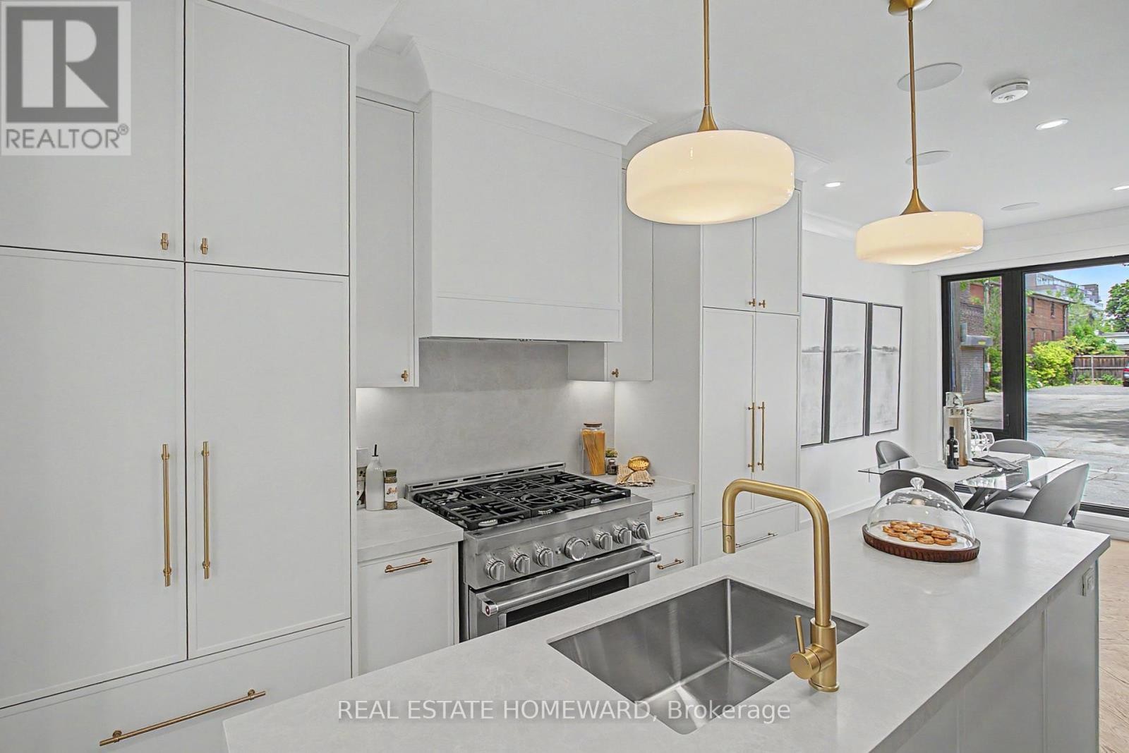 












3 REBECCA STREET

,
Toronto (Trinity-Bellwoods),




Ontario
M6J1K8

