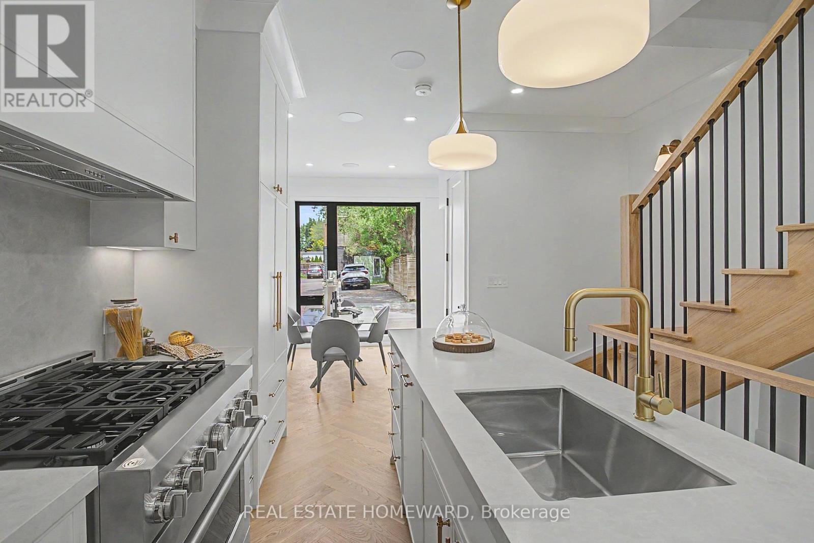 












3 REBECCA STREET

,
Toronto (Trinity-Bellwoods),




Ontario
M6J1K8


