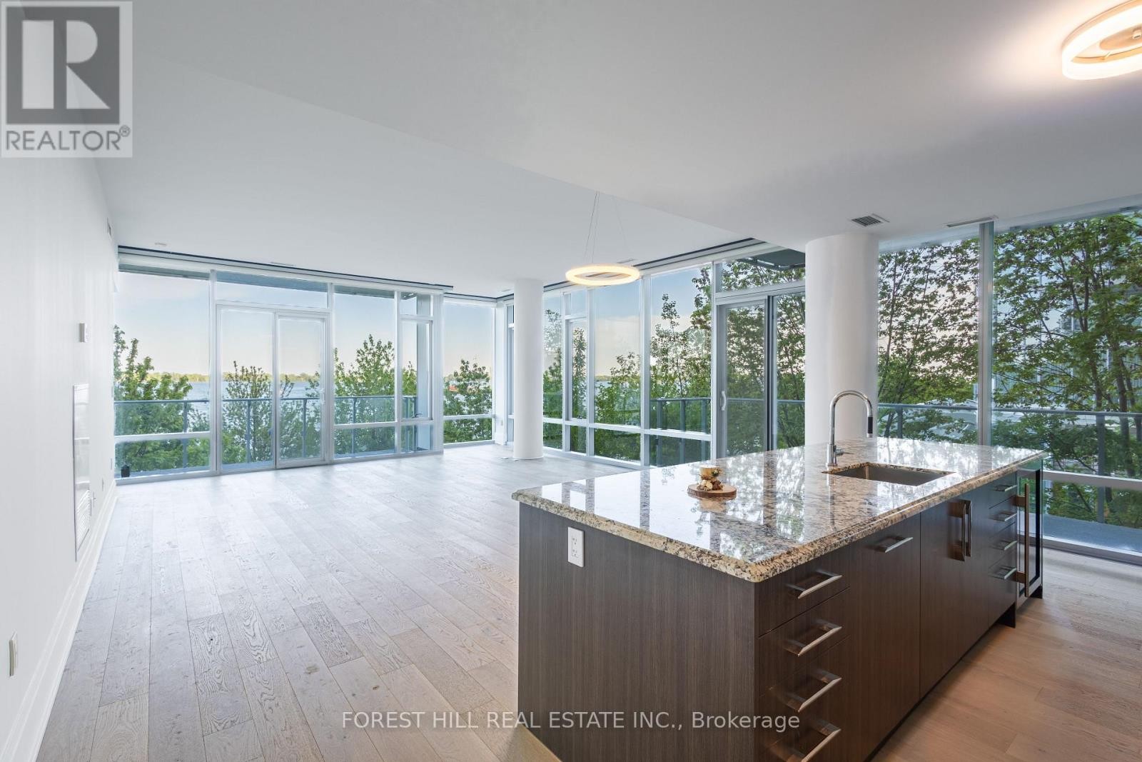 












313 - 39 QUEENS QUAY E

,
Toronto (Waterfront Communities),




Ontario
M5E0A4

