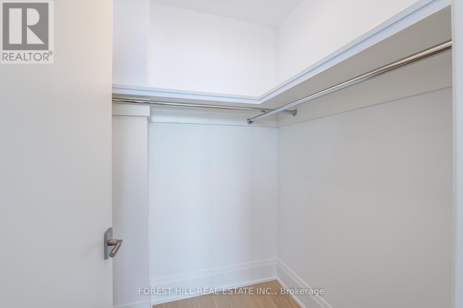 












313 - 39 QUEENS QUAY E

,
Toronto (Waterfront Communities),




Ontario
M5E0A4

