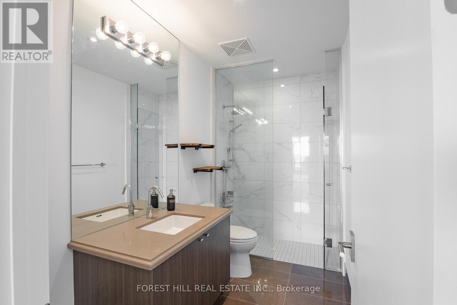 












313 - 39 QUEENS QUAY E

,
Toronto (Waterfront Communities),




Ontario
M5E0A4

