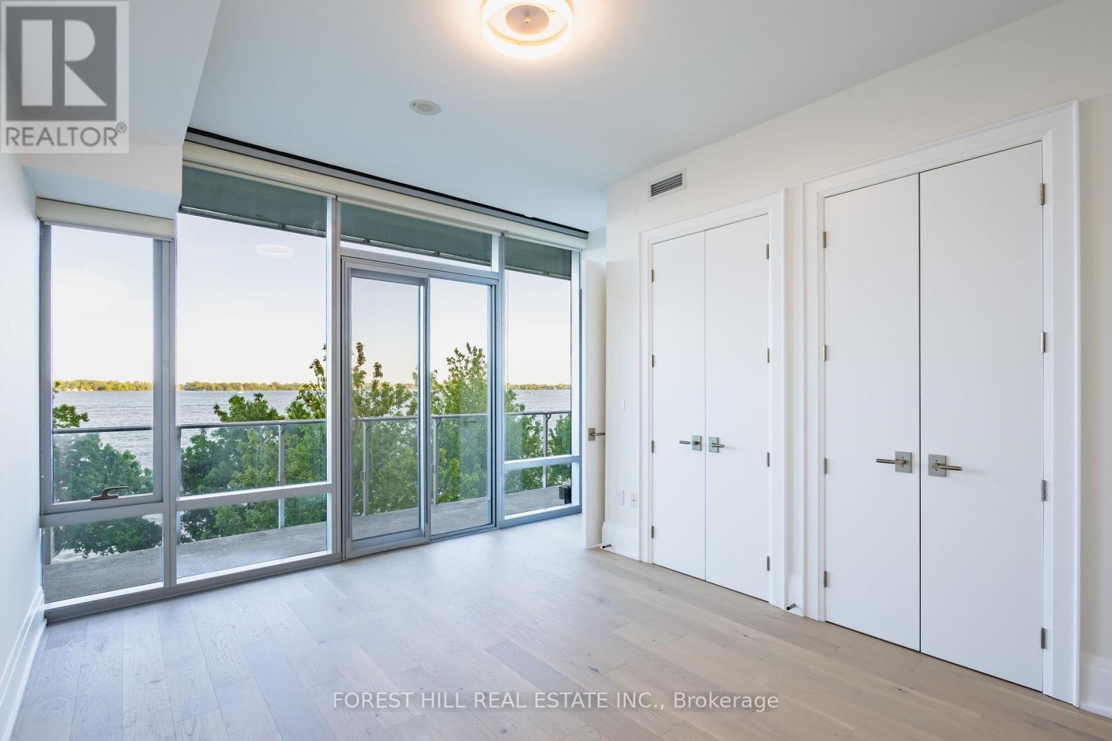 












313 - 39 QUEENS QUAY E

,
Toronto (Waterfront Communities),




Ontario
M5E0A4

