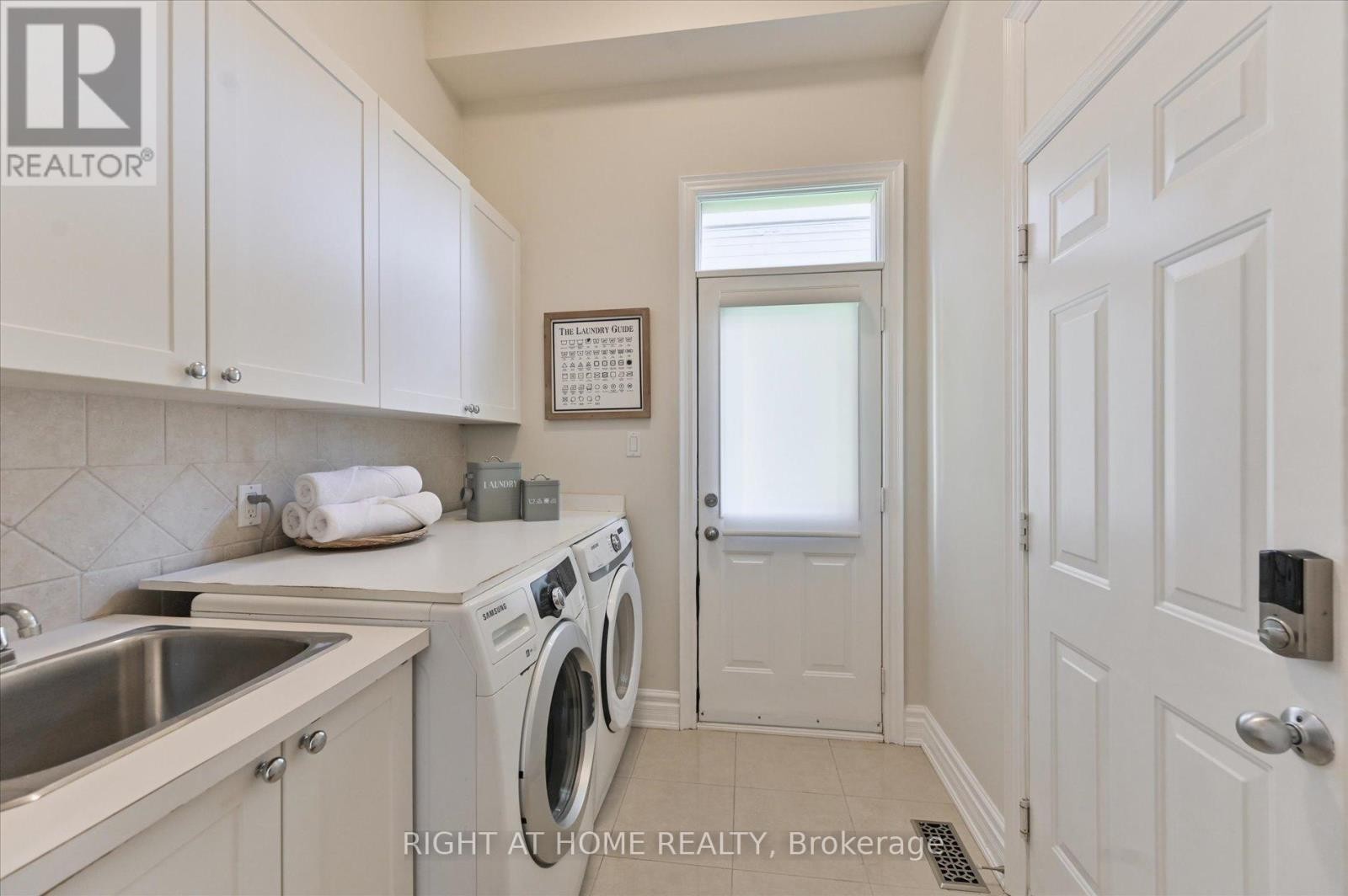 












154 CHARLTON BOULEVARD

,
Toronto (Newtonbrook West),




Ontario
M2R2J1

