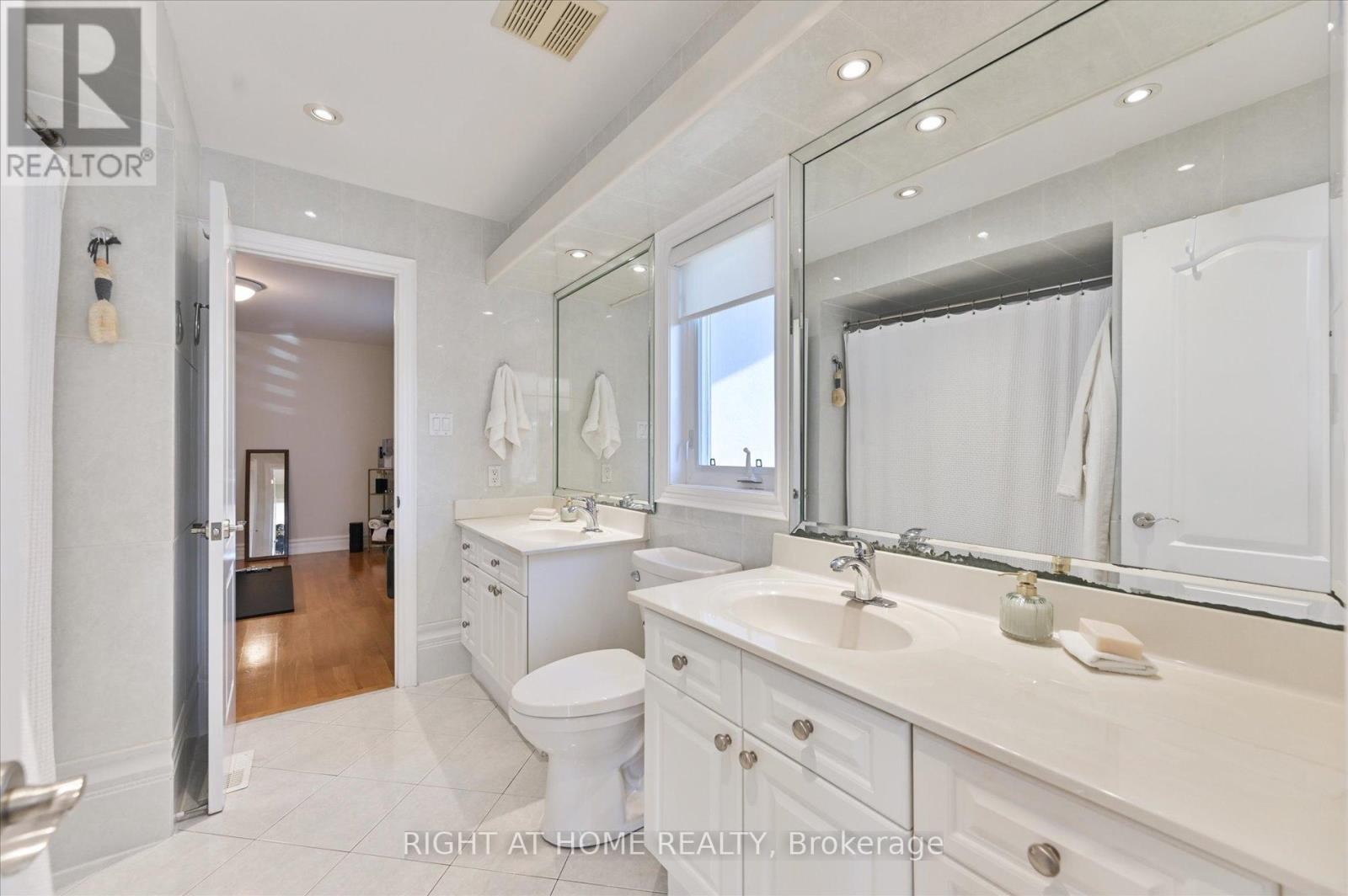 












154 CHARLTON BOULEVARD

,
Toronto (Newtonbrook West),




Ontario
M2R2J1

