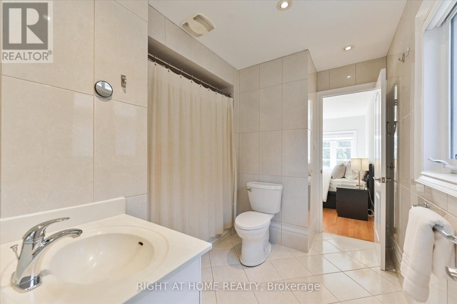 












154 CHARLTON BOULEVARD

,
Toronto (Newtonbrook West),




Ontario
M2R2J1


