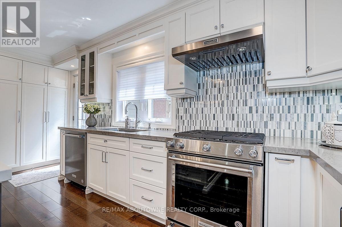












99 BRAHMS AVENUE

,
Toronto (Hillcrest Village),




Ontario
M2H1H5

