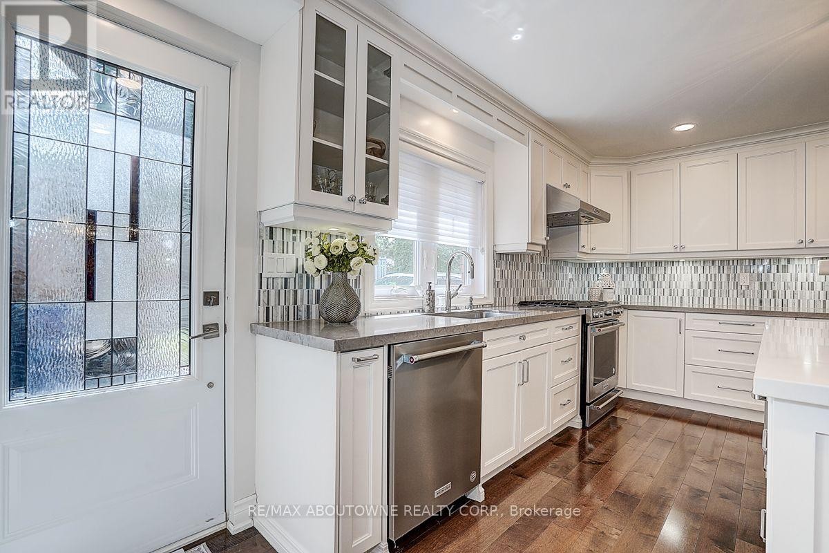 












99 BRAHMS AVENUE

,
Toronto (Hillcrest Village),




Ontario
M2H1H5

