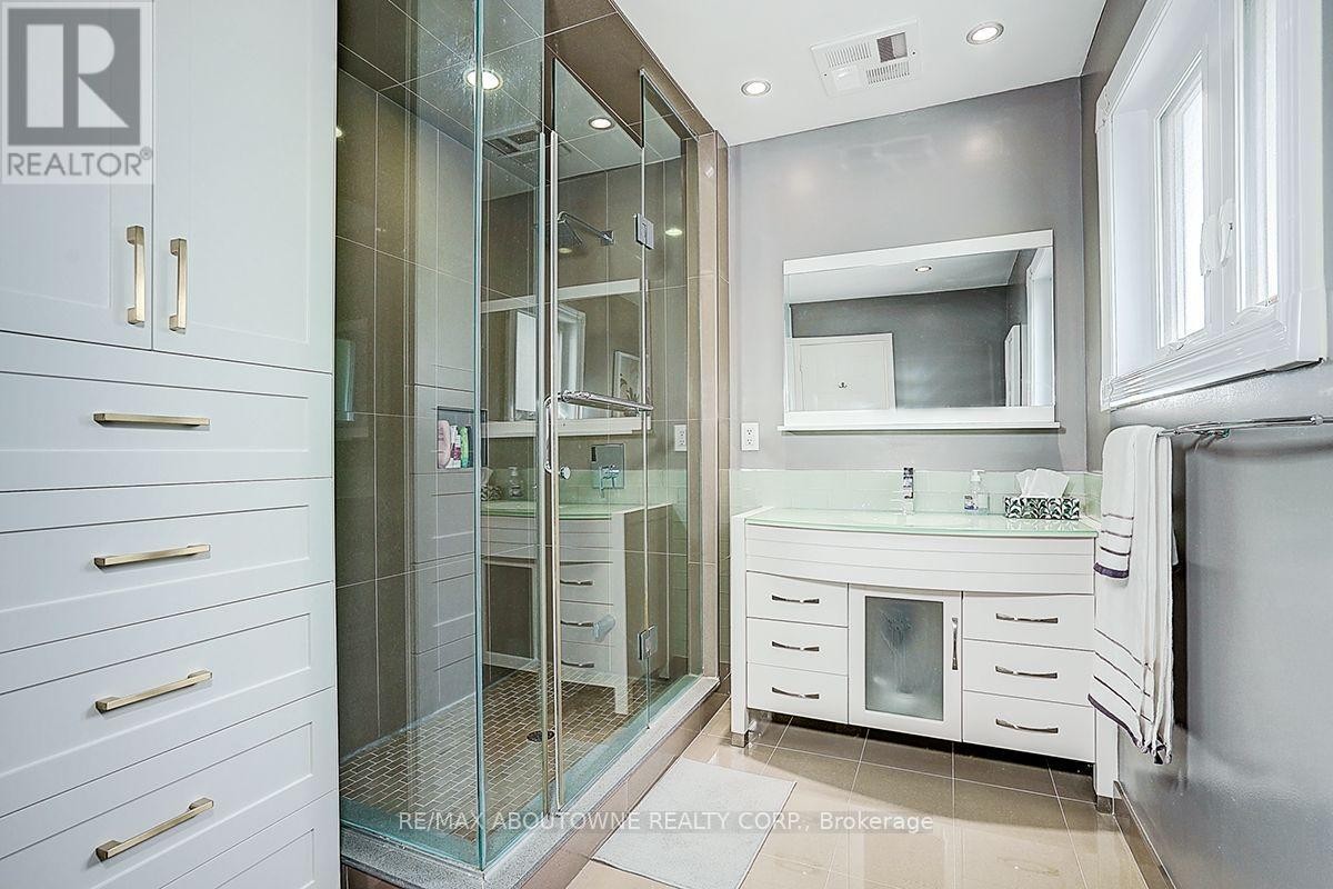 












99 BRAHMS AVENUE

,
Toronto (Hillcrest Village),




Ontario
M2H1H5

