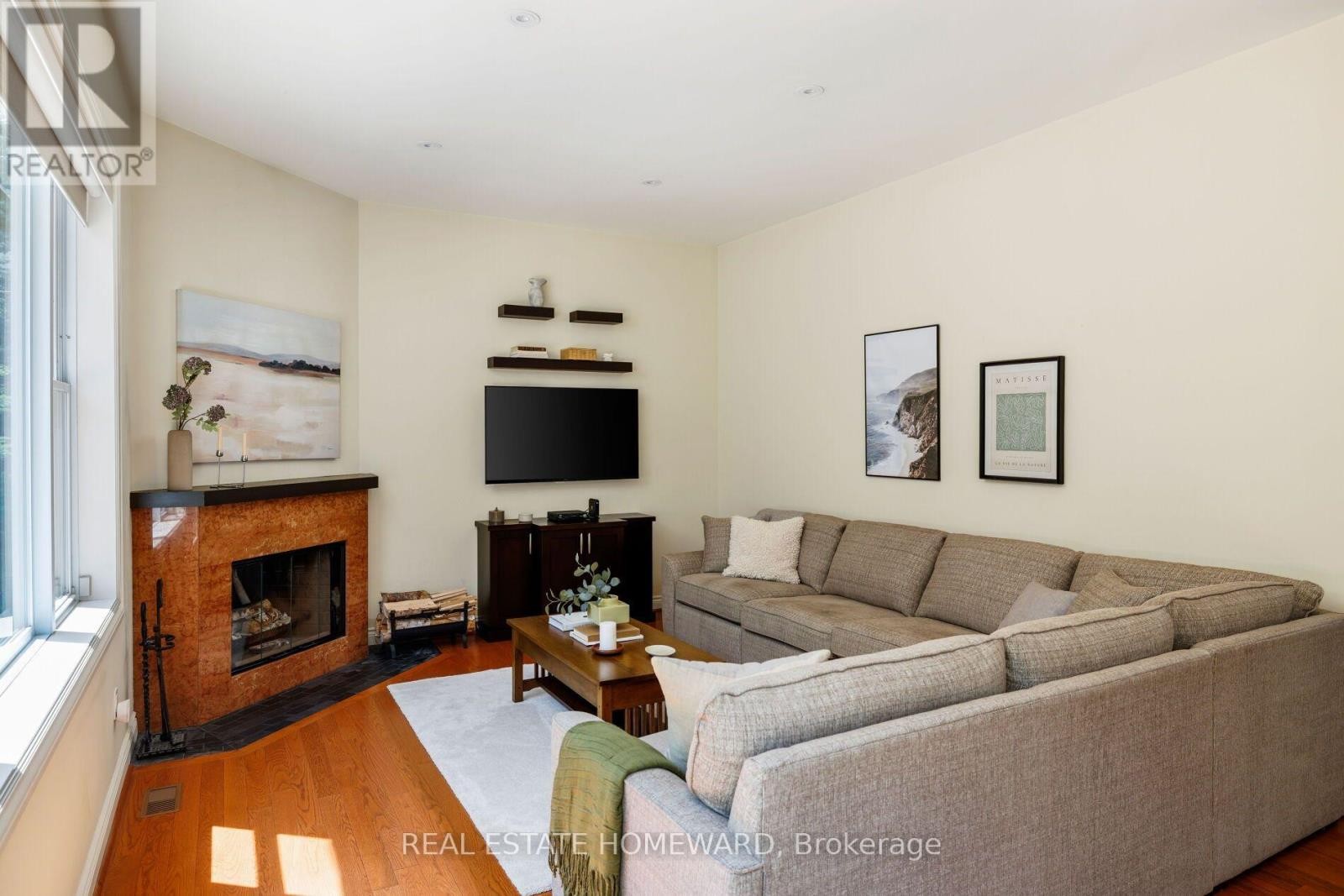 












25 TALWOOD DRIVE

,
Toronto (Banbury-Don Mills),




Ontario
M3B2P4

