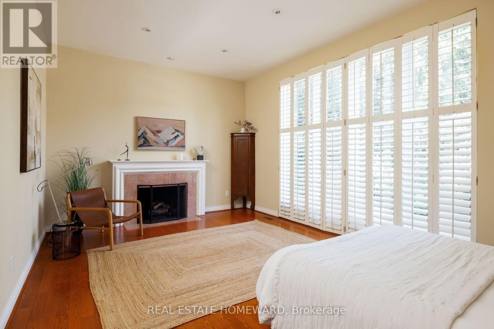 












25 TALWOOD DRIVE

,
Toronto (Banbury-Don Mills),




Ontario
M3B2P4

