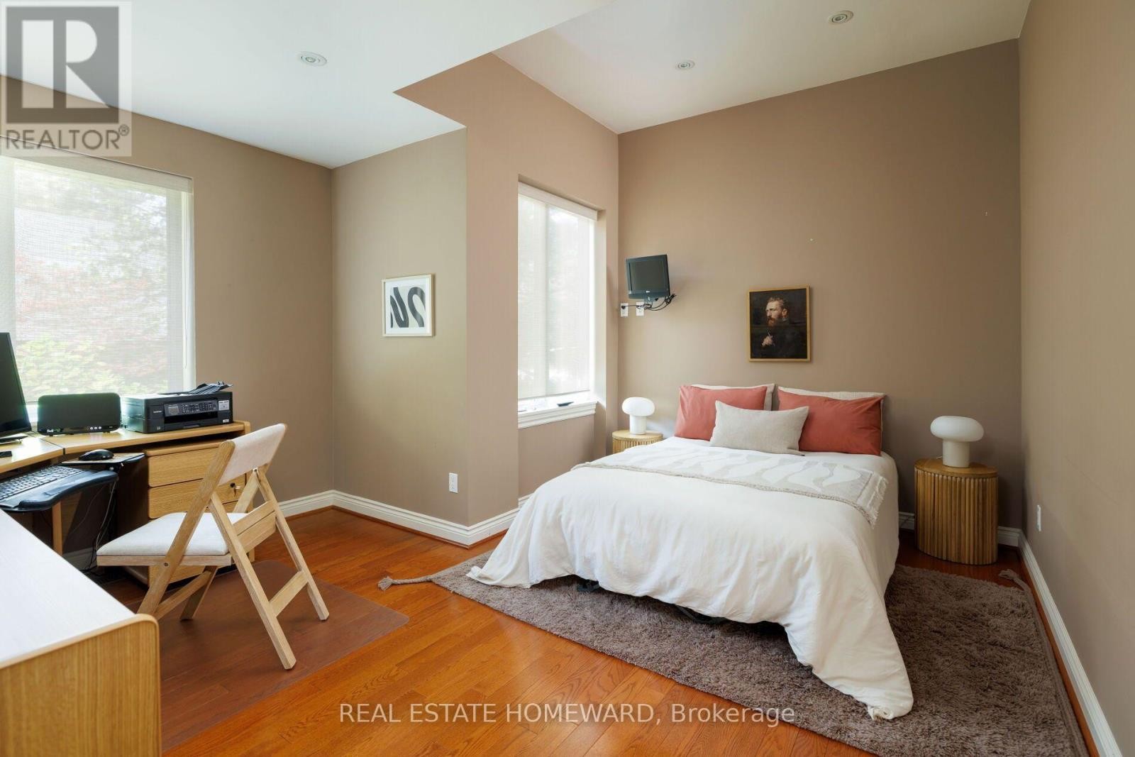 












25 TALWOOD DRIVE

,
Toronto (Banbury-Don Mills),




Ontario
M3B2P4

