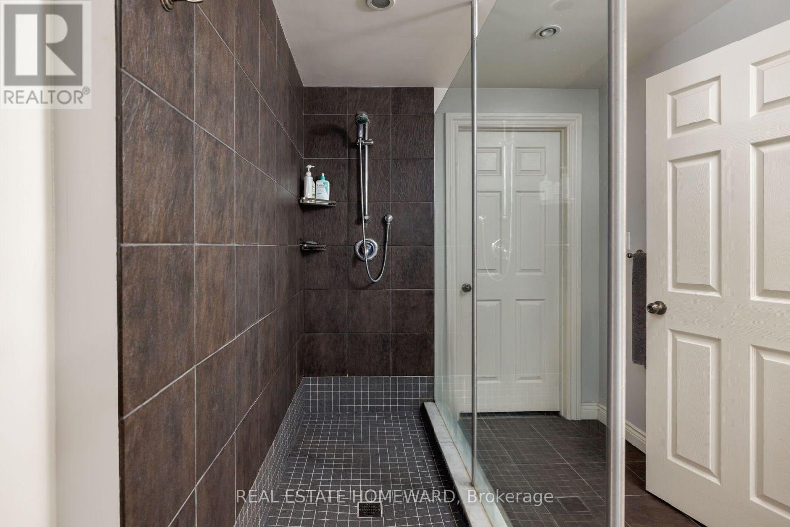 












25 TALWOOD DRIVE

,
Toronto (Banbury-Don Mills),




Ontario
M3B2P4

