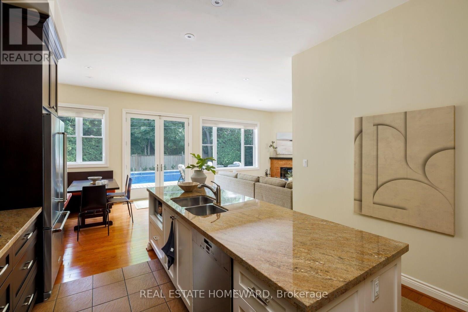 












25 TALWOOD DRIVE

,
Toronto (Banbury-Don Mills),




Ontario
M3B2P4


