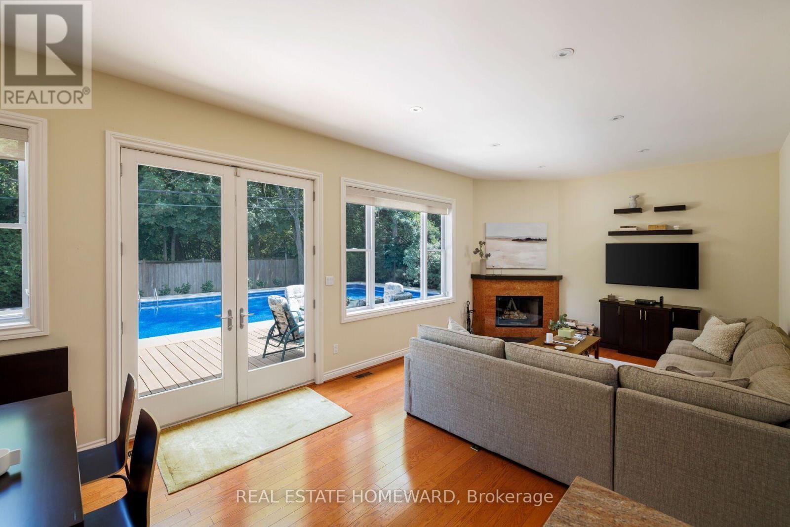 












25 TALWOOD DRIVE

,
Toronto (Banbury-Don Mills),




Ontario
M3B2P4

